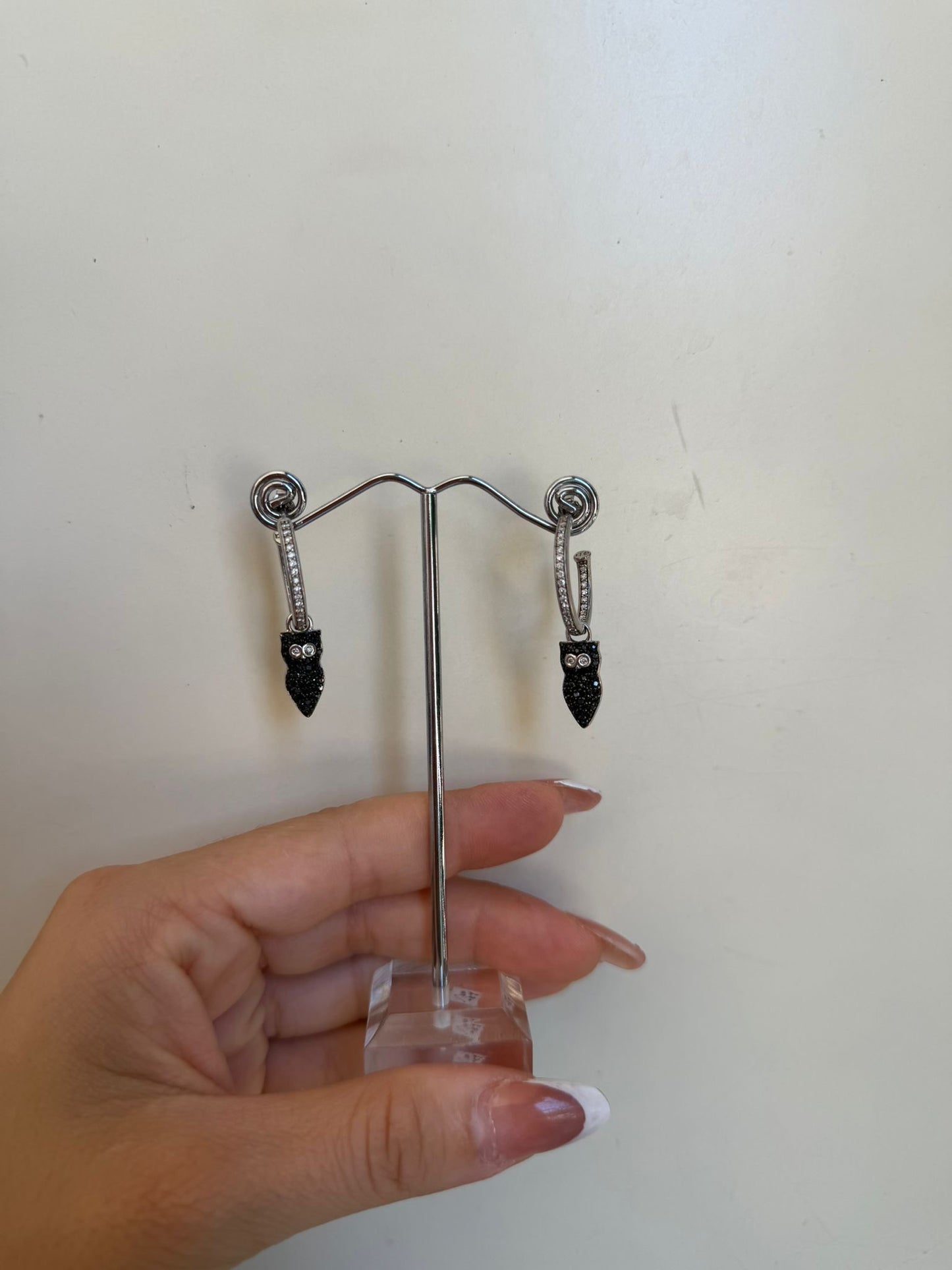 Orecchini a Cerchio in Argento 925 con Gufo Pendente e Zirconi – Simbolo di Saggezza