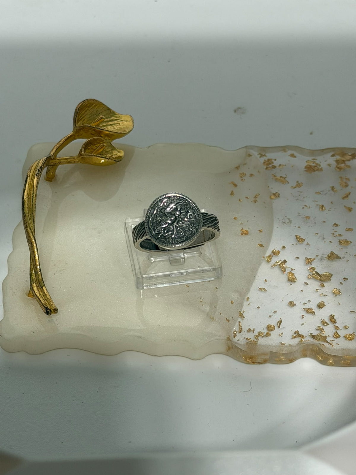 Anello in argento 925 con figura mitologica e cornice