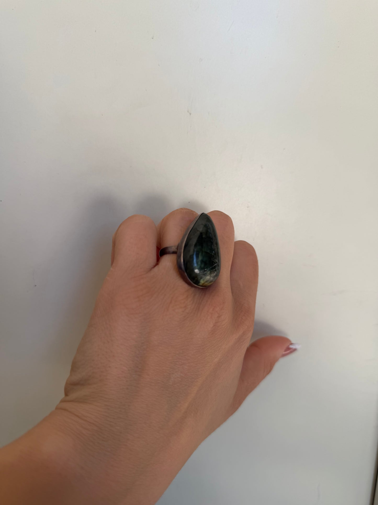 Anello a goccia in argento 925 con pietra abalone