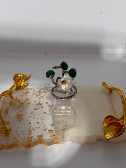 Anello Fiore in Argento 925 con Madreperla e Petali di Giada Verde – Pezzo Unico