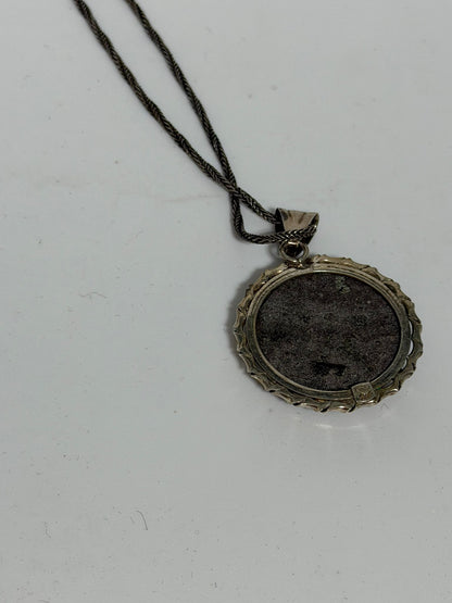 Collana in Argento 925 con Fiore Smaltato e Pietra Centrale – Gioiello Floreale