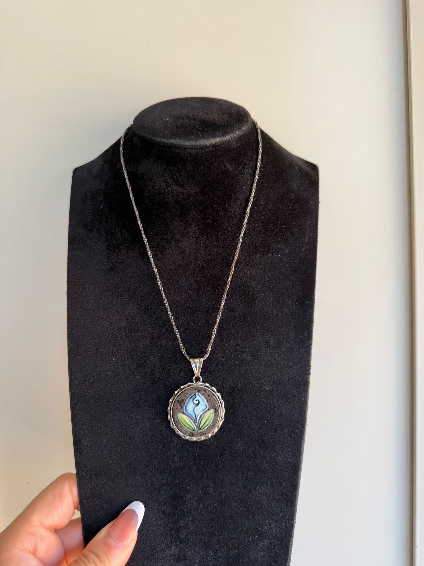 Collana in Argento 925 con Fiore Smaltato e Pietra Centrale – Gioiello Floreale