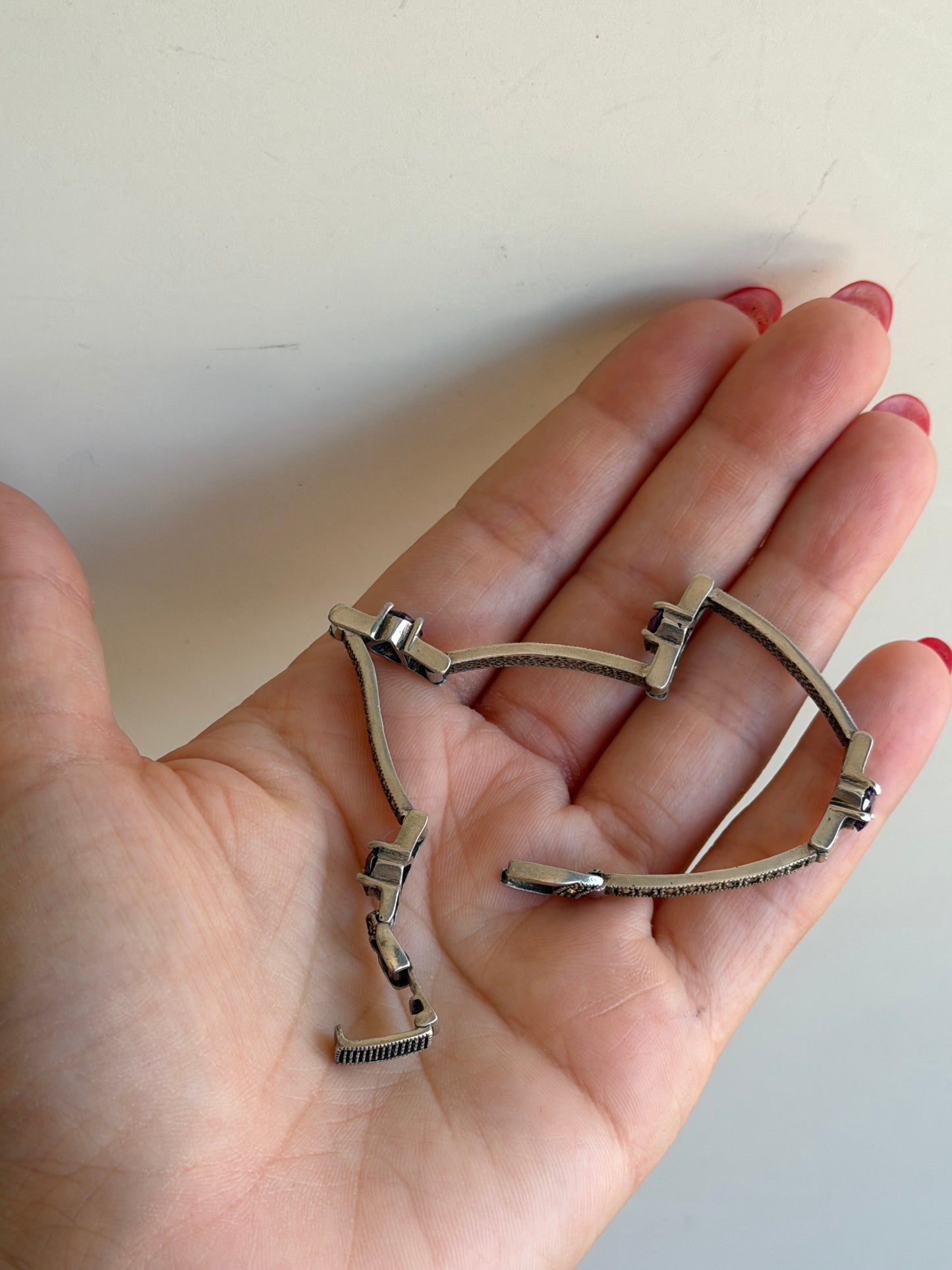 Bracciale in argento 925 semirigido con marcasiti e cuori di ametista viola