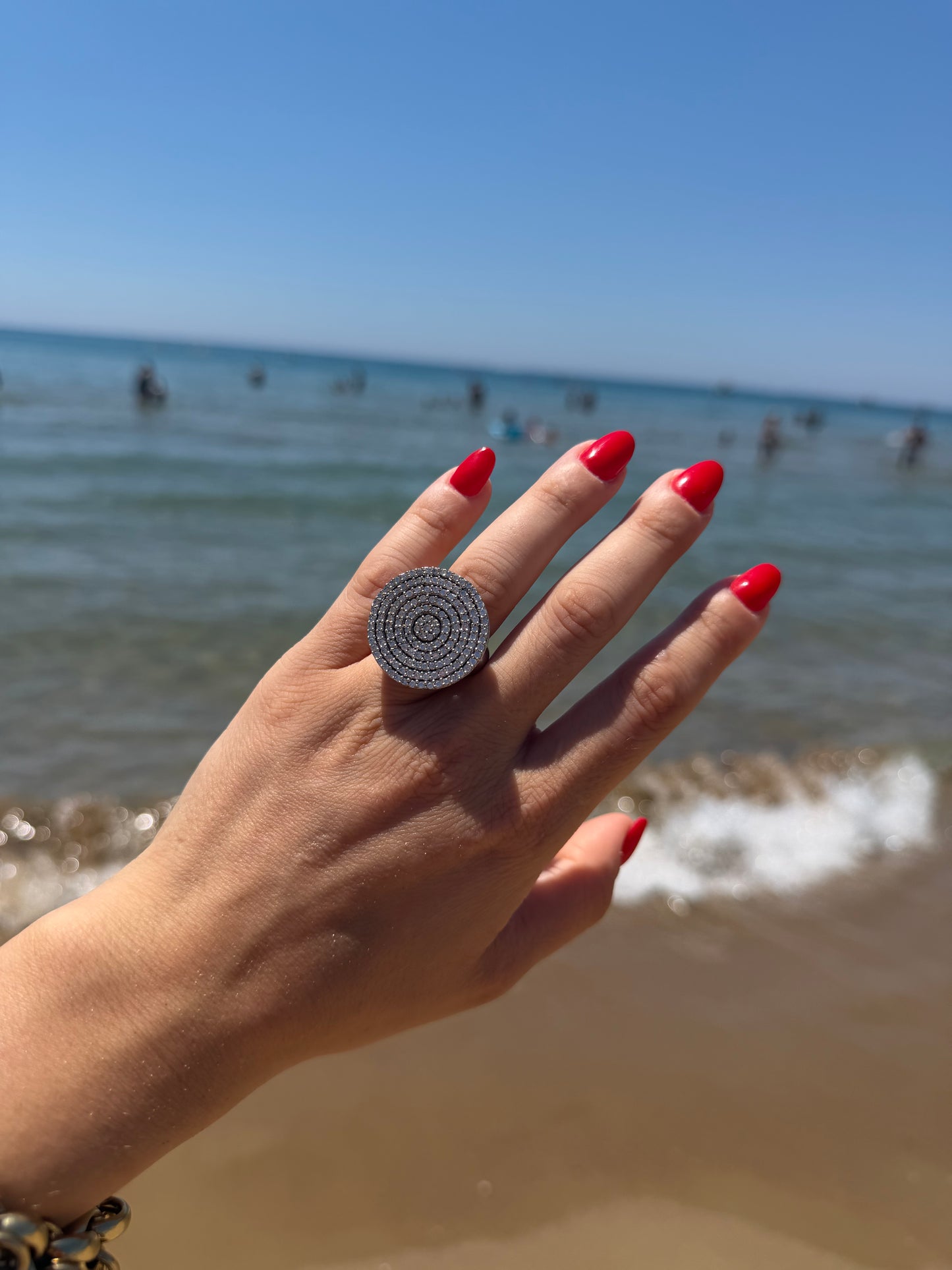 Anello in Argento 925 con Pietre Bianche e Cuori Laterali – Romantico e Raffinato