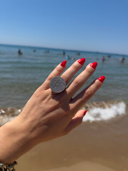 Anello in Argento 925 con Pietre Bianche e Cuori Laterali – Romantico e Raffinato