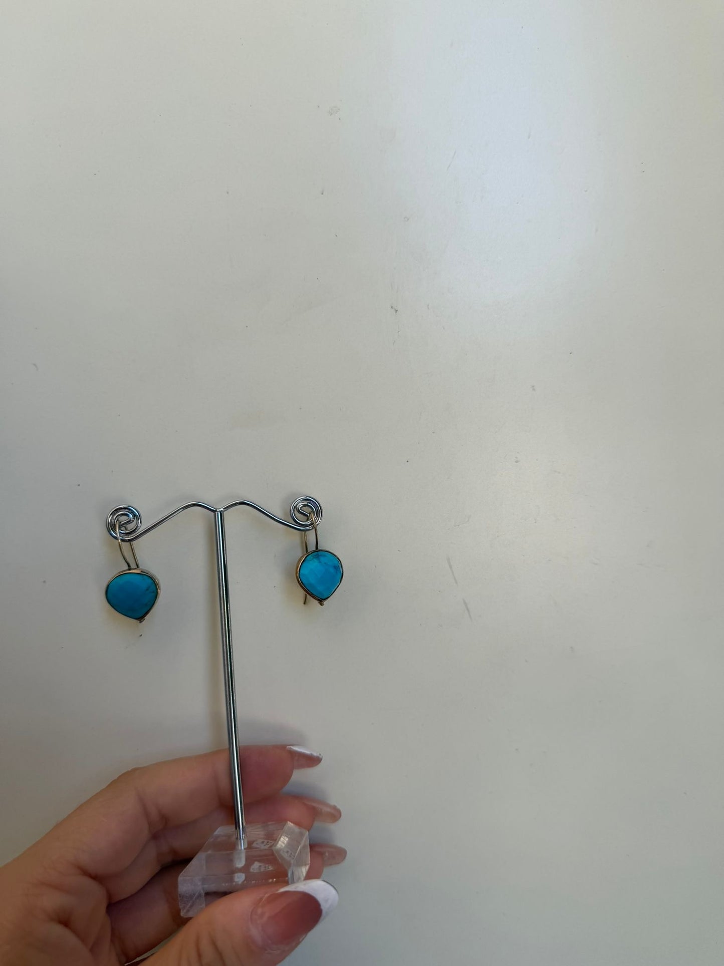 Orecchini a Goccia in Argento 925 con Turchese Sfaccettato – Chiusura Monachella