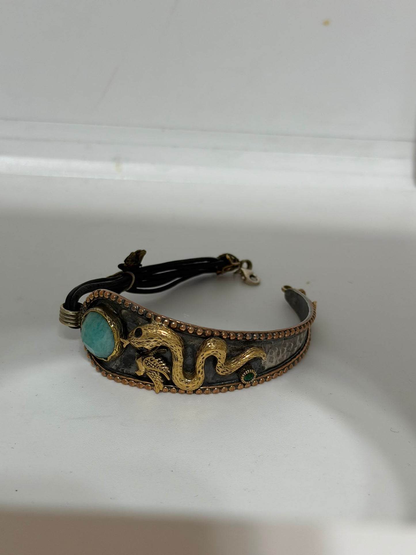 Bracciale semirigido in argento 925 e caucciù nero con serpente dorato e angelite – Artigianale