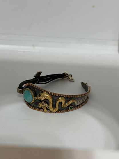Bracciale semirigido in argento 925 e caucciù nero con serpente dorato e angelite – Artigianale