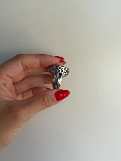 Anello in Argento 925 con Pietre Bianche e Cuori Laterali – Romantico e Raffinato