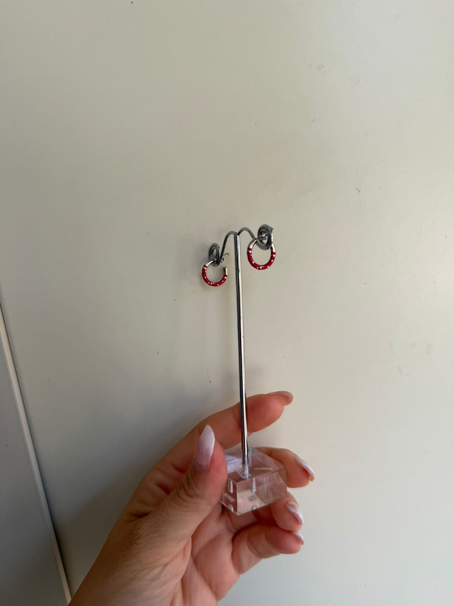 Orecchini cerchi smaltati rossi in argento 925 – Stile bold artigianale
