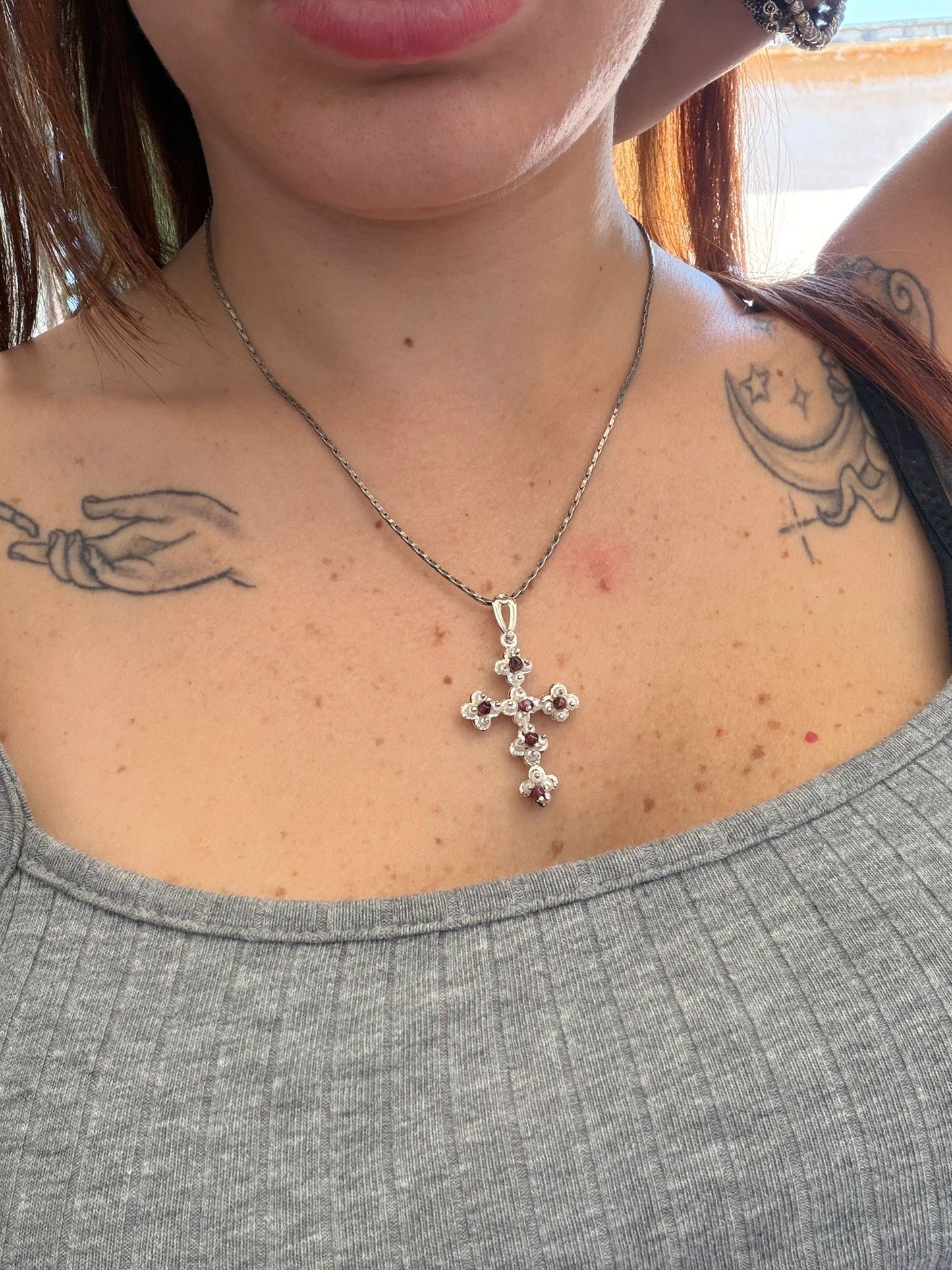 Collana in Argento 925 con Croce, Perle Bianche e Pietre di Granato Rosso – Gioiello Sacro