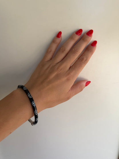 Bracciale Rigido a Cerchio Apribile con Smalto Nero e Ghirigori Bianchi – Design Unico