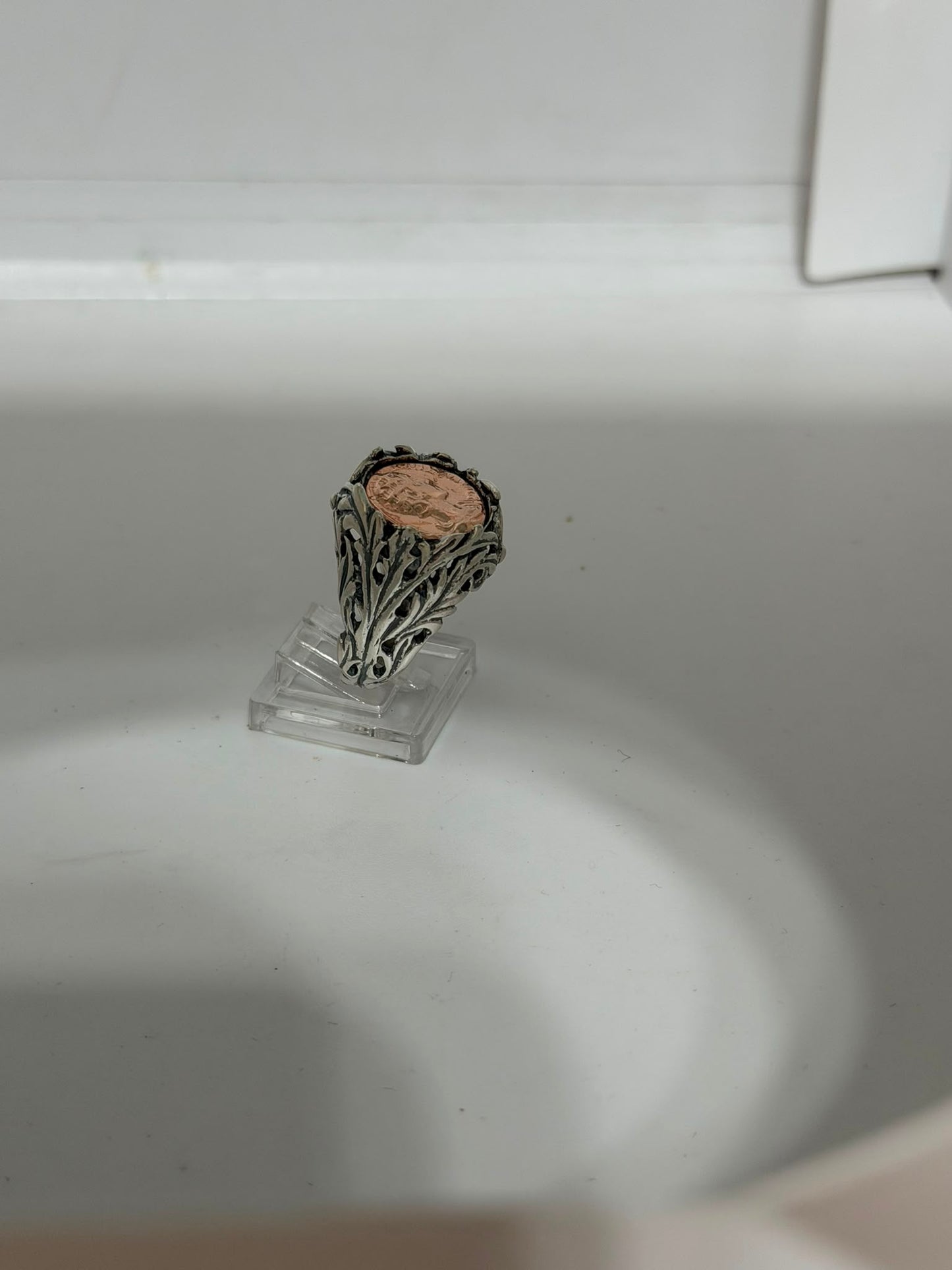 Anello in argento 925 con corona d’alloro e moneta centrale rosata – Fatto a mano