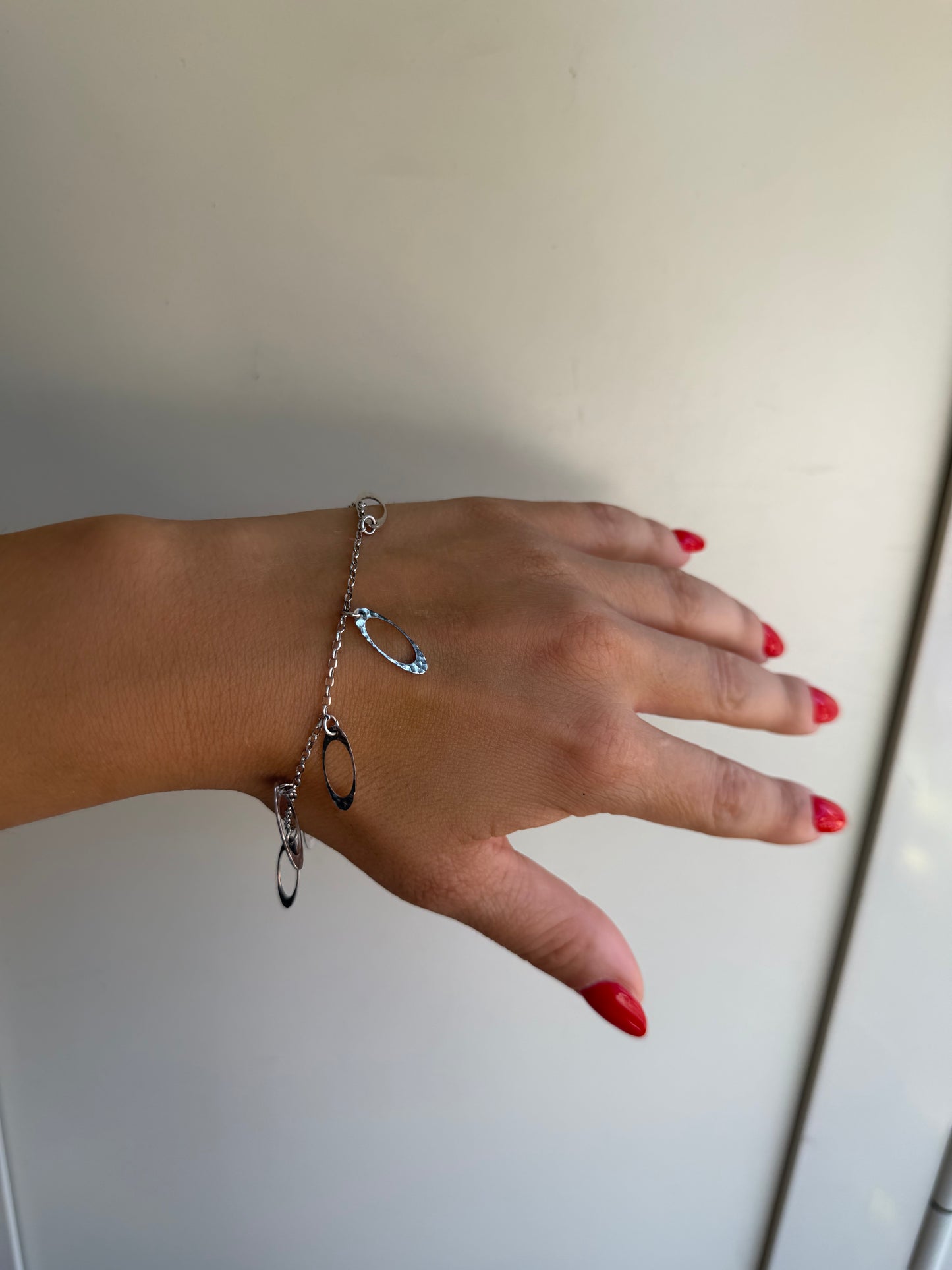 Bracciale in Argento 925 con Foglie Pendenti Traforate – Gioiello Botanico