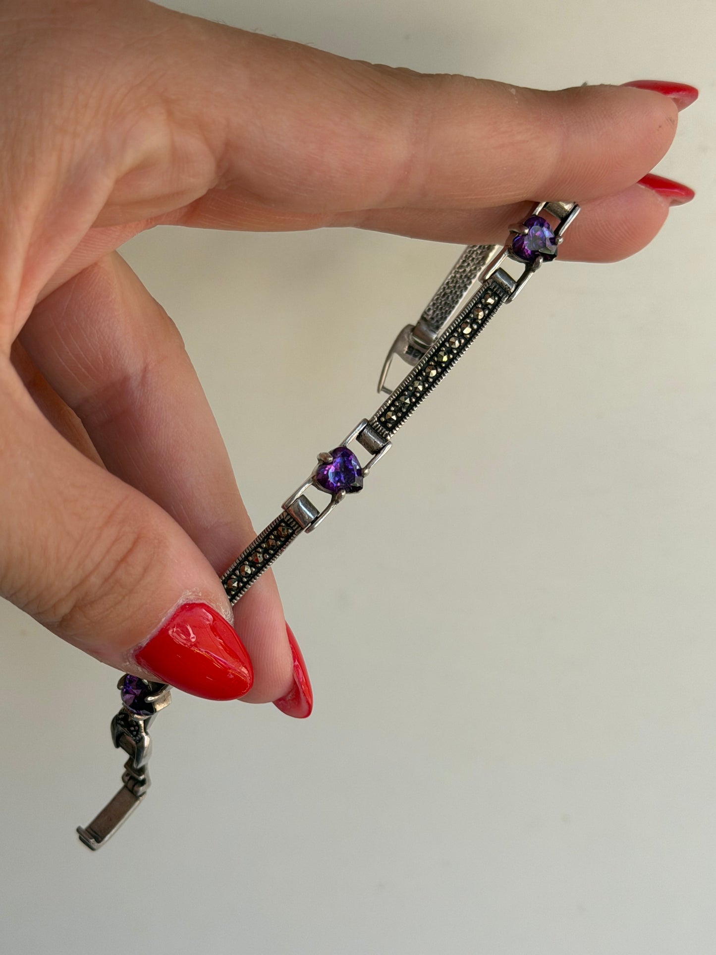 Bracciale in argento 925 semirigido con marcasiti e cuori di ametista viola