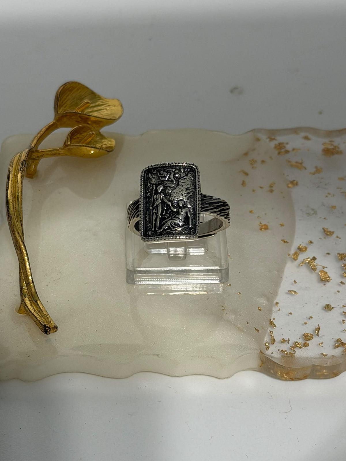 Anello in argento 925 con scena figurata di ispirazione classica