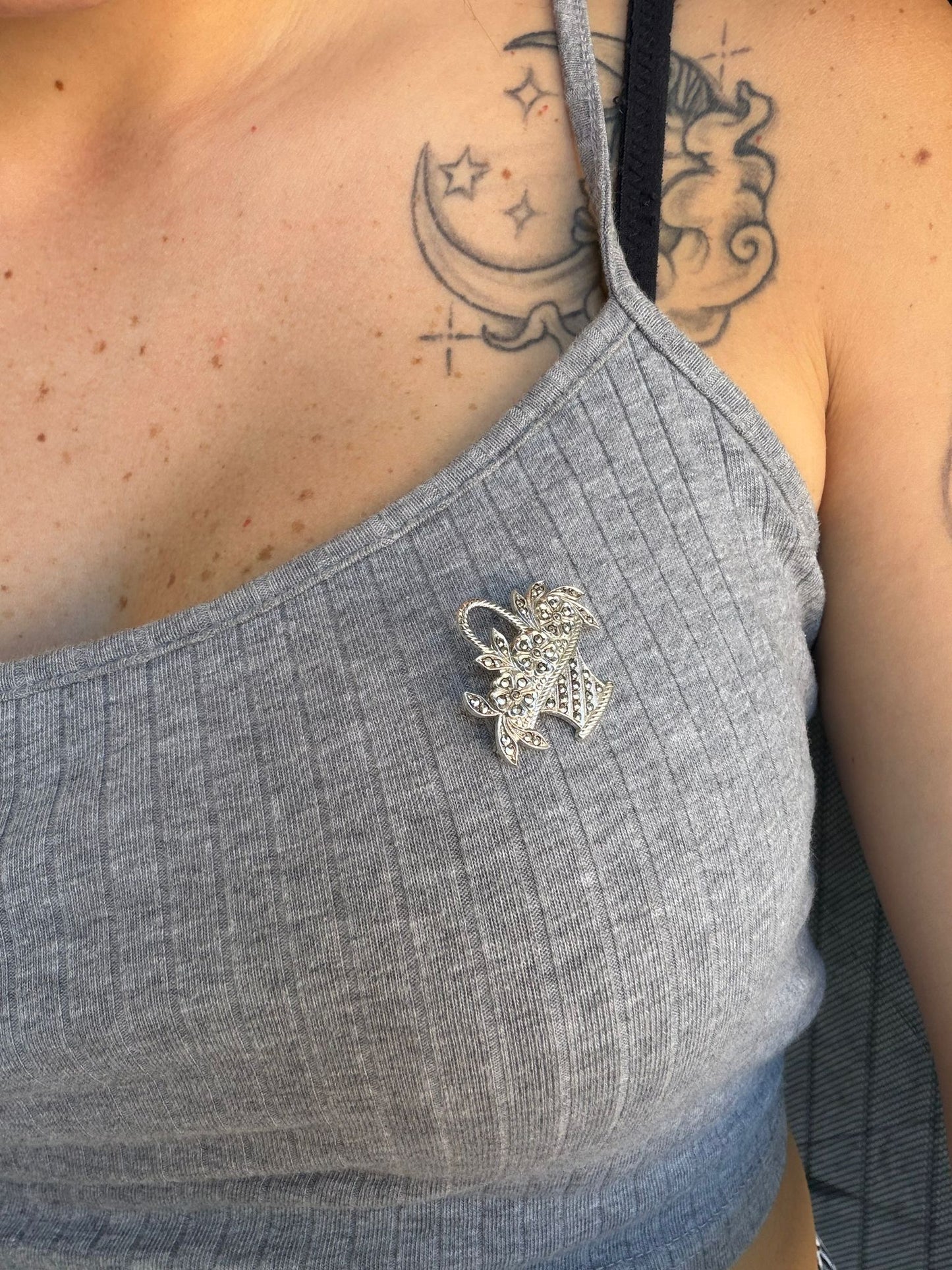 Collana in Argento 925 con Ciondolo Bouquet di Fiori e Pietre Marcasiti – Eleganza Floreale
