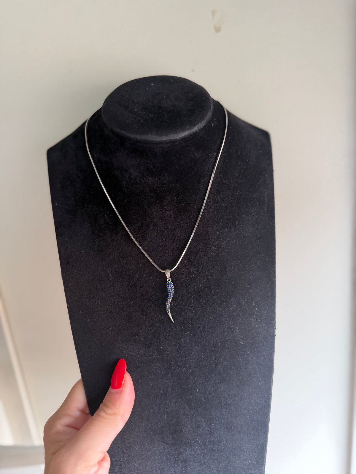 Collana in argento 925 con corno e zirconi blu