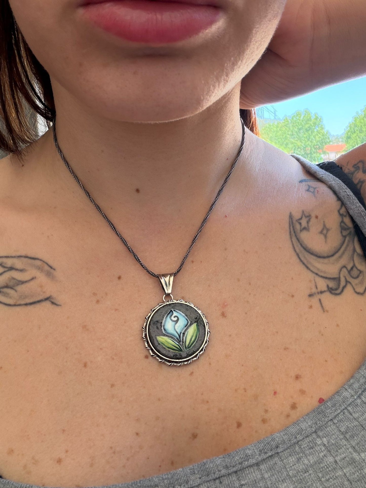 Collana in Argento 925 con Fiore Smaltato e Pietra Centrale – Gioiello Floreale