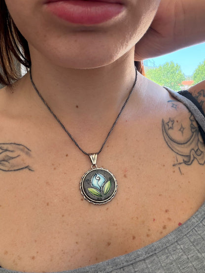 Collana in Argento 925 con Fiore Smaltato e Pietra Centrale – Gioiello Floreale