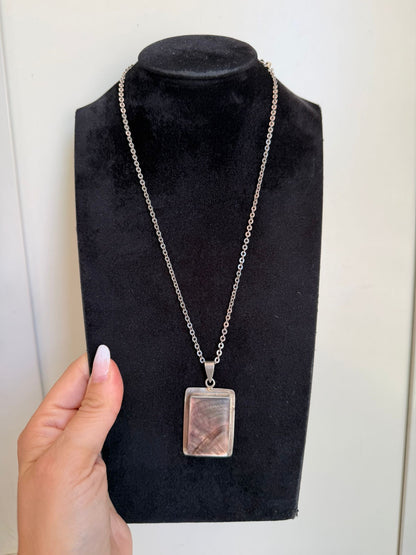 Collana in argento 925 con ciondolo rettangolare in madreperla grigia