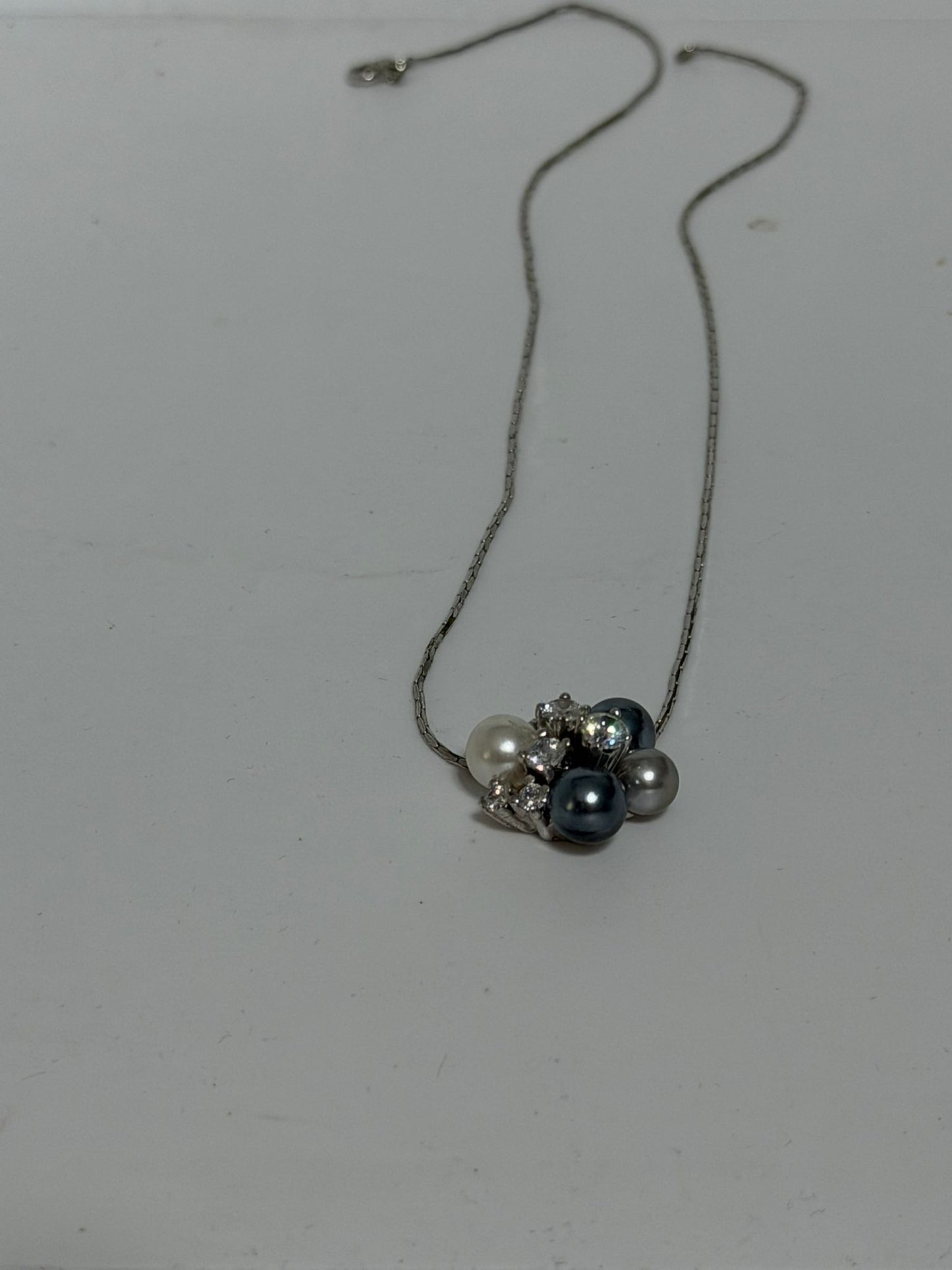 Collana in Argento 925 con Perle Grigie, Bianche e Punto Luce – Gioiello Raffinato