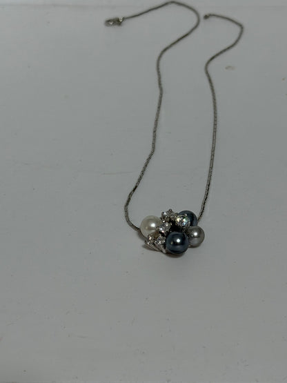 Collana in Argento 925 con Perle Grigie, Bianche e Punto Luce – Gioiello Raffinato