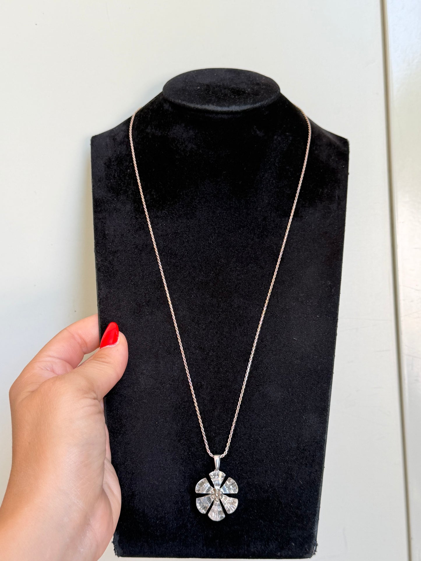 Collana con ciondolo fiore e petali Swarovski bianchi in argento 925