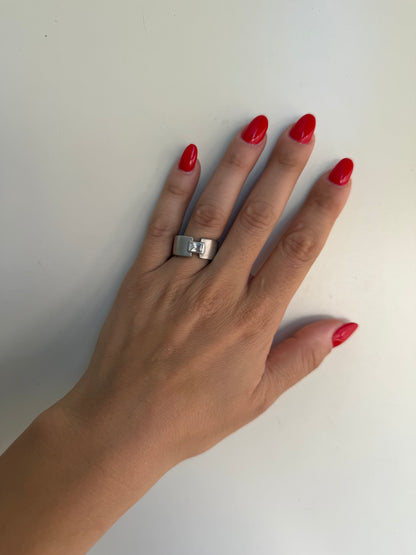Anello Fascia in Argento 925 con Pietra Centrale Bianca – Eleganza Pura