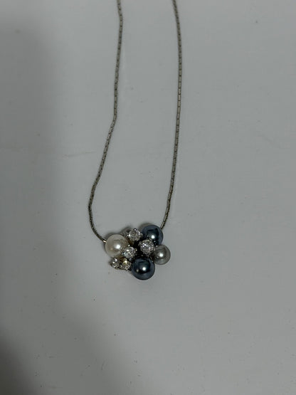 Collana in Argento 925 con Perle Grigie, Bianche e Punto Luce – Gioiello Raffinato