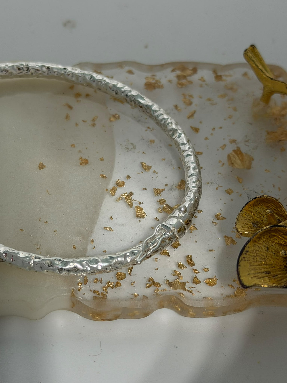 Bracciale rigido in argento 925 martellato con apertura laterale