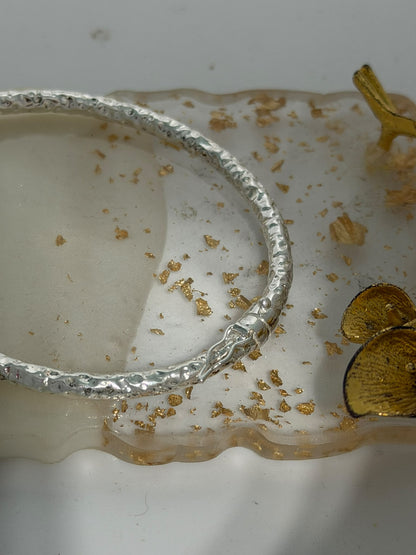 Bracciale rigido in argento 925 martellato con apertura laterale
