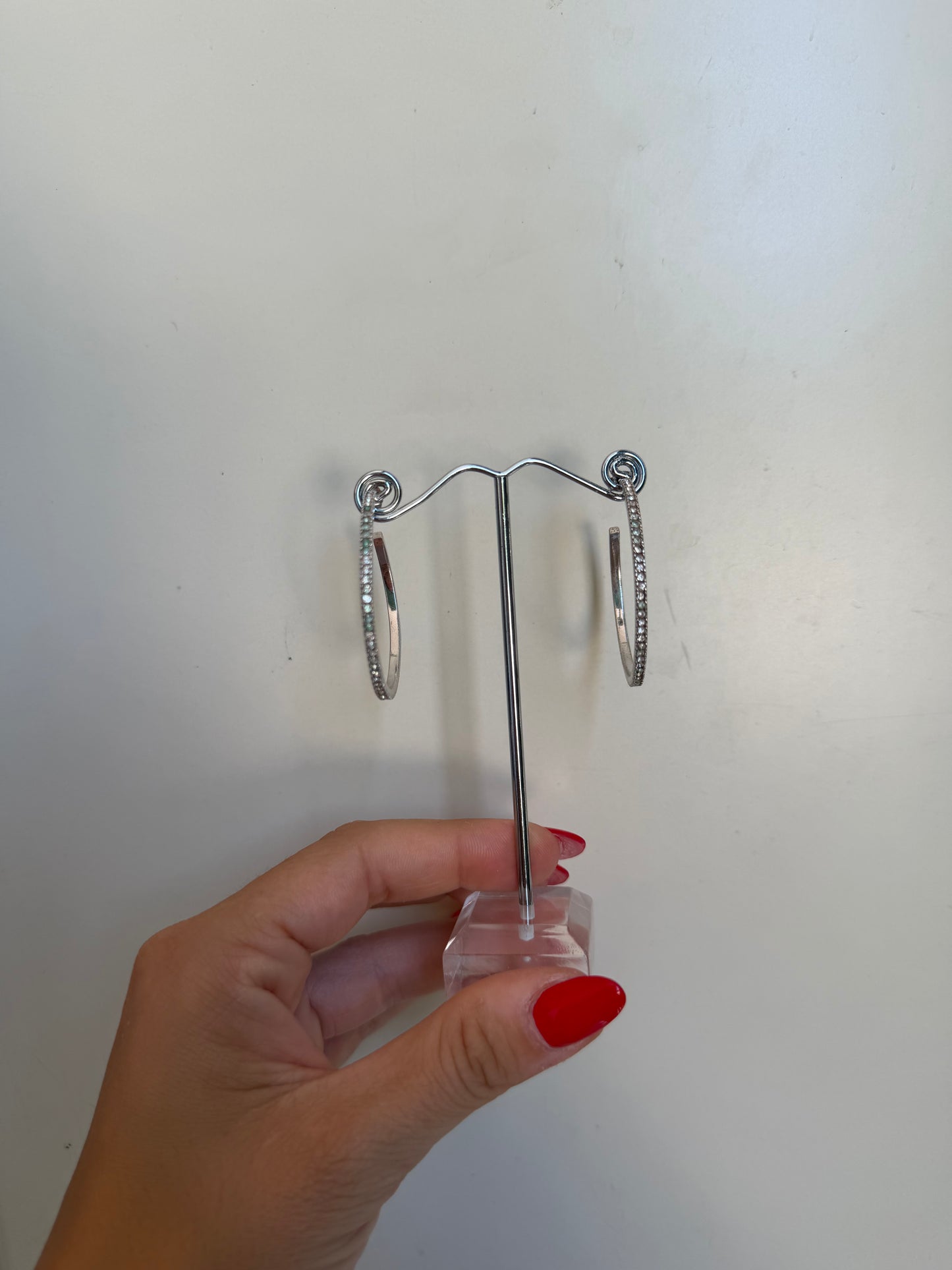 Orecchini cerchi tennis con pietre bianche in argento 925
