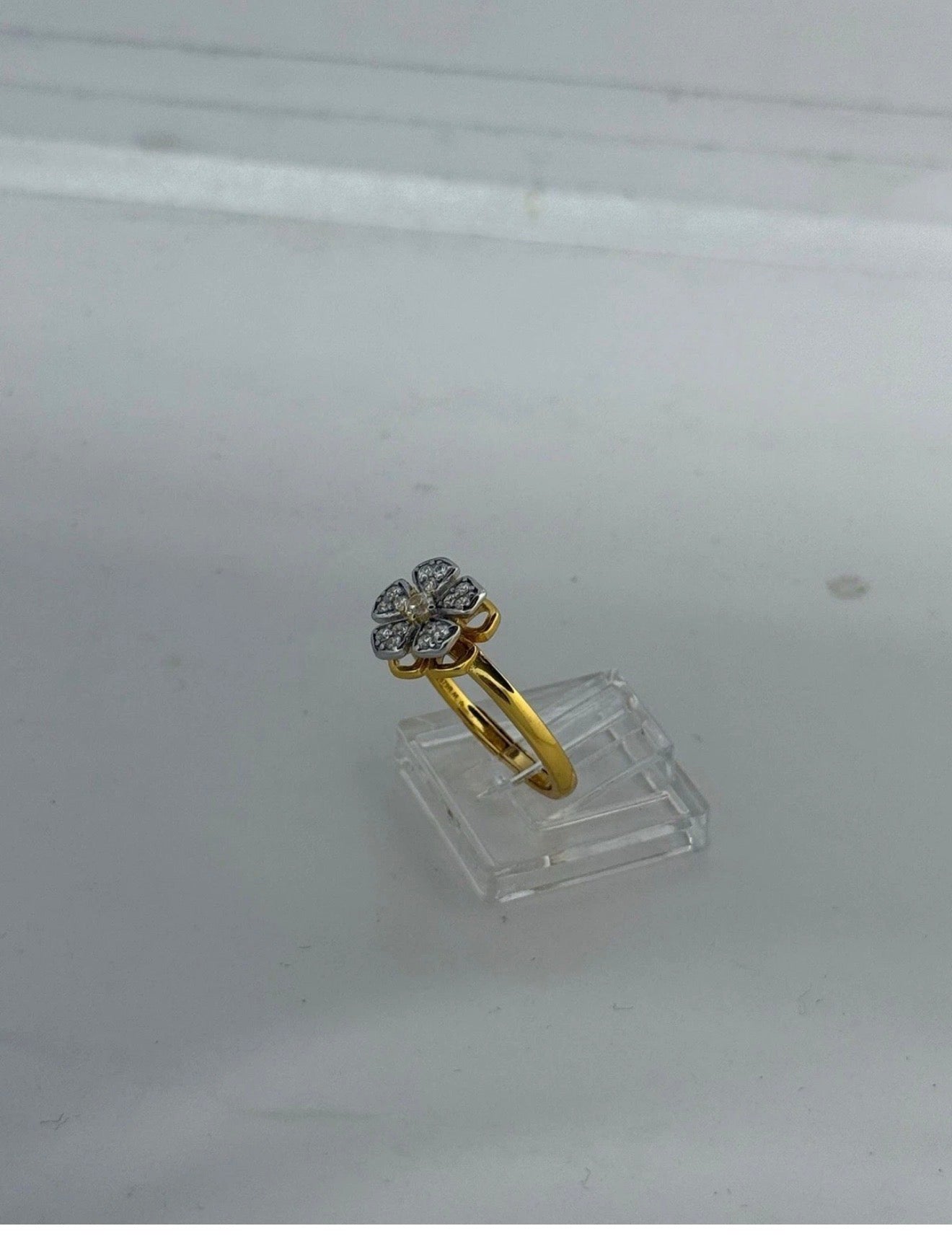 Anello fiore girevole con pietre bianche in argento 925 bagnato oro