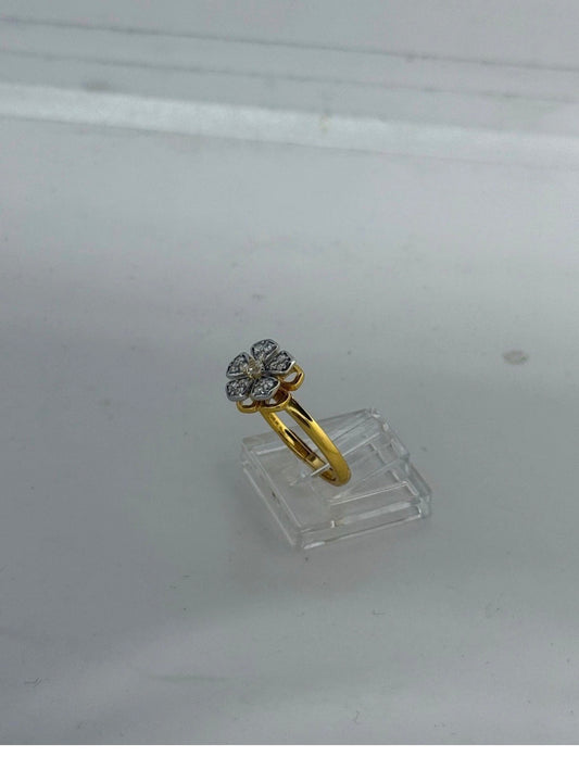 Anello fiore girevole con pietre bianche in argento 925 bagnato oro