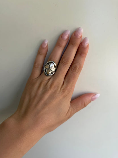 Anello in argento 925 con croce in madreperla