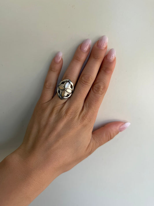 Anello in argento 925 con croce in madreperla