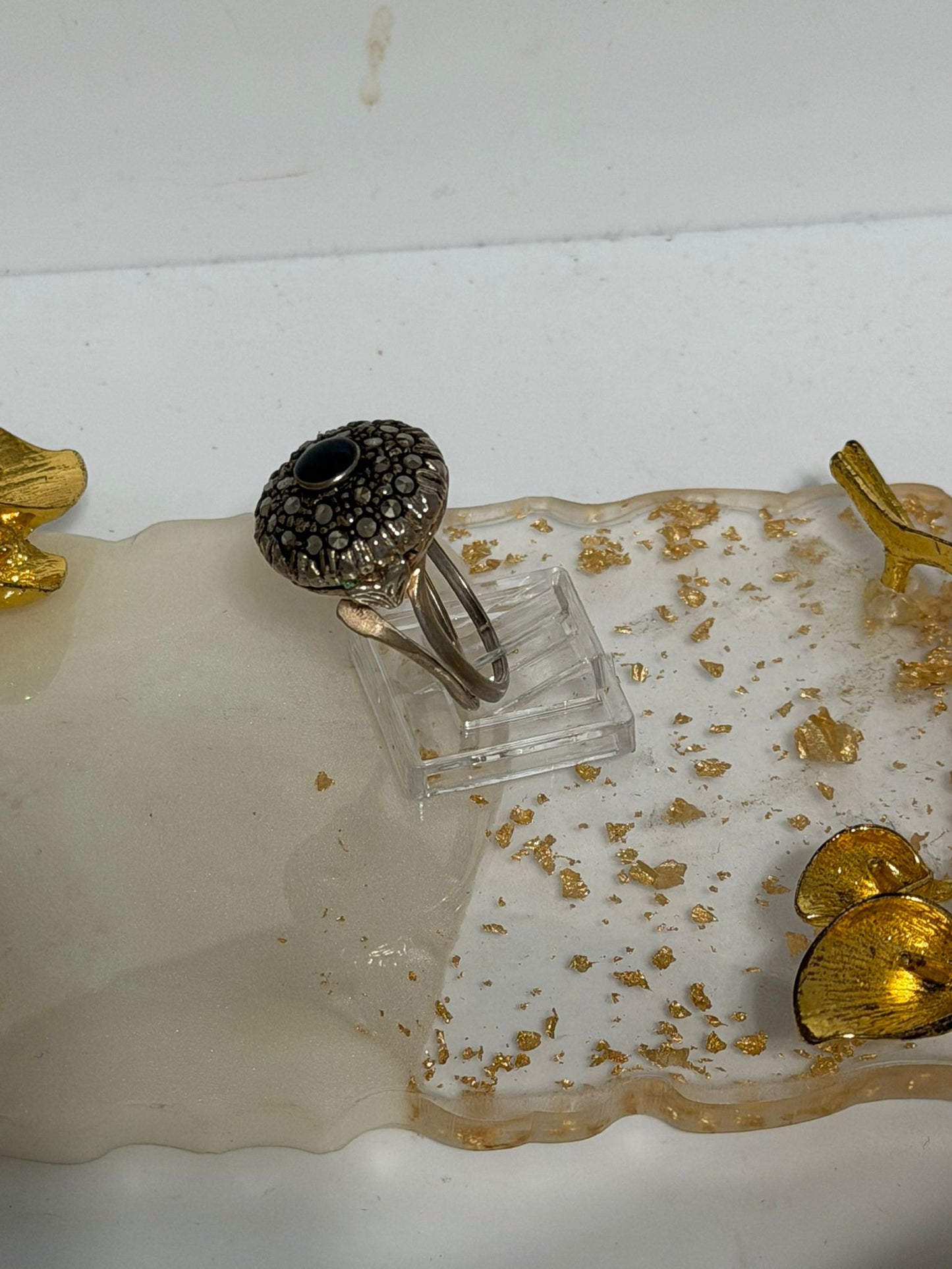 Anello Toppa Antica in Argento 925 con Marcasiti e Smalto Verde — Anni '40
