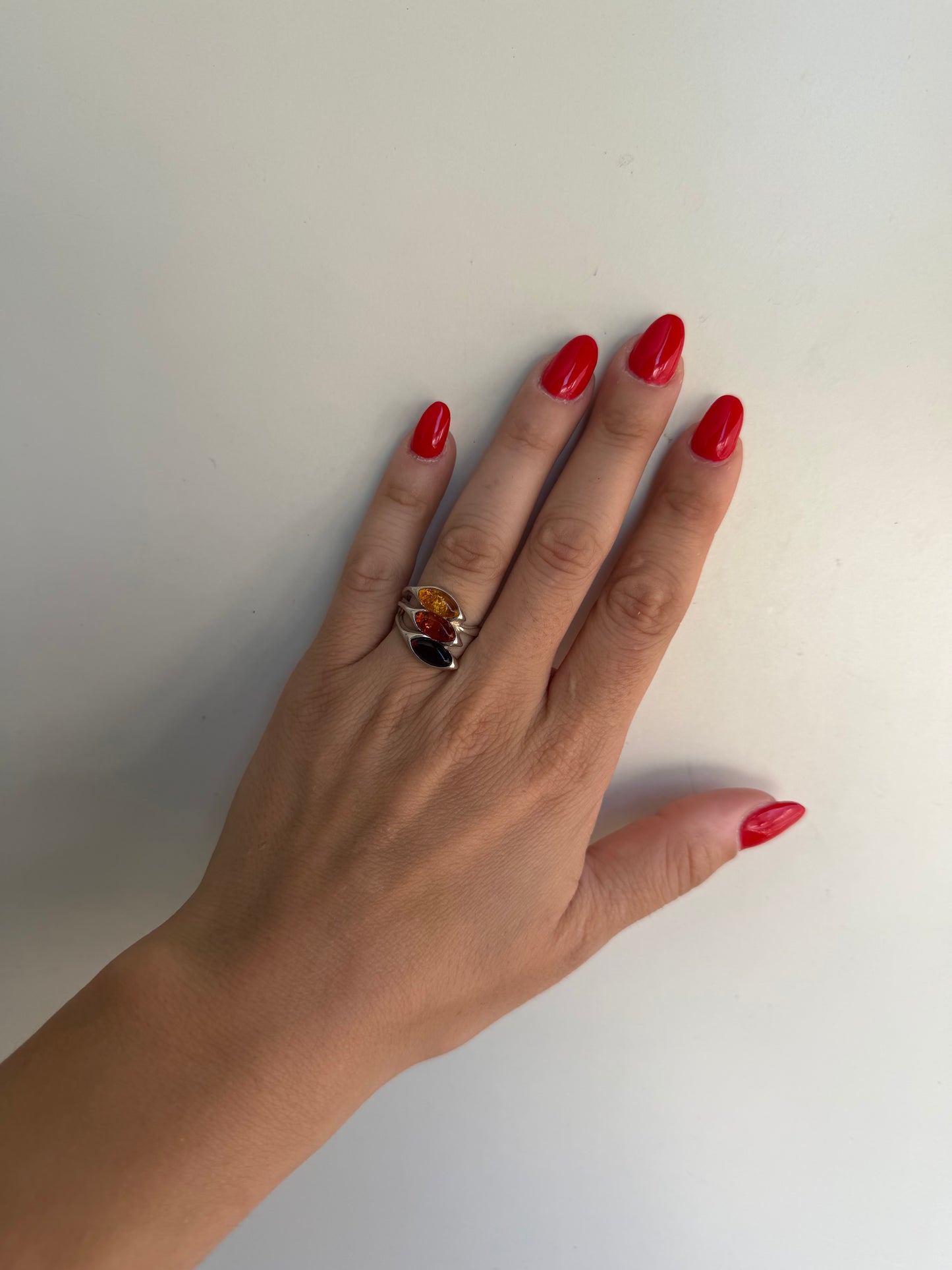 Anello in Argento 925 con Ambra Baltica a Tre Colori – Marrone, Arancione e Gialla