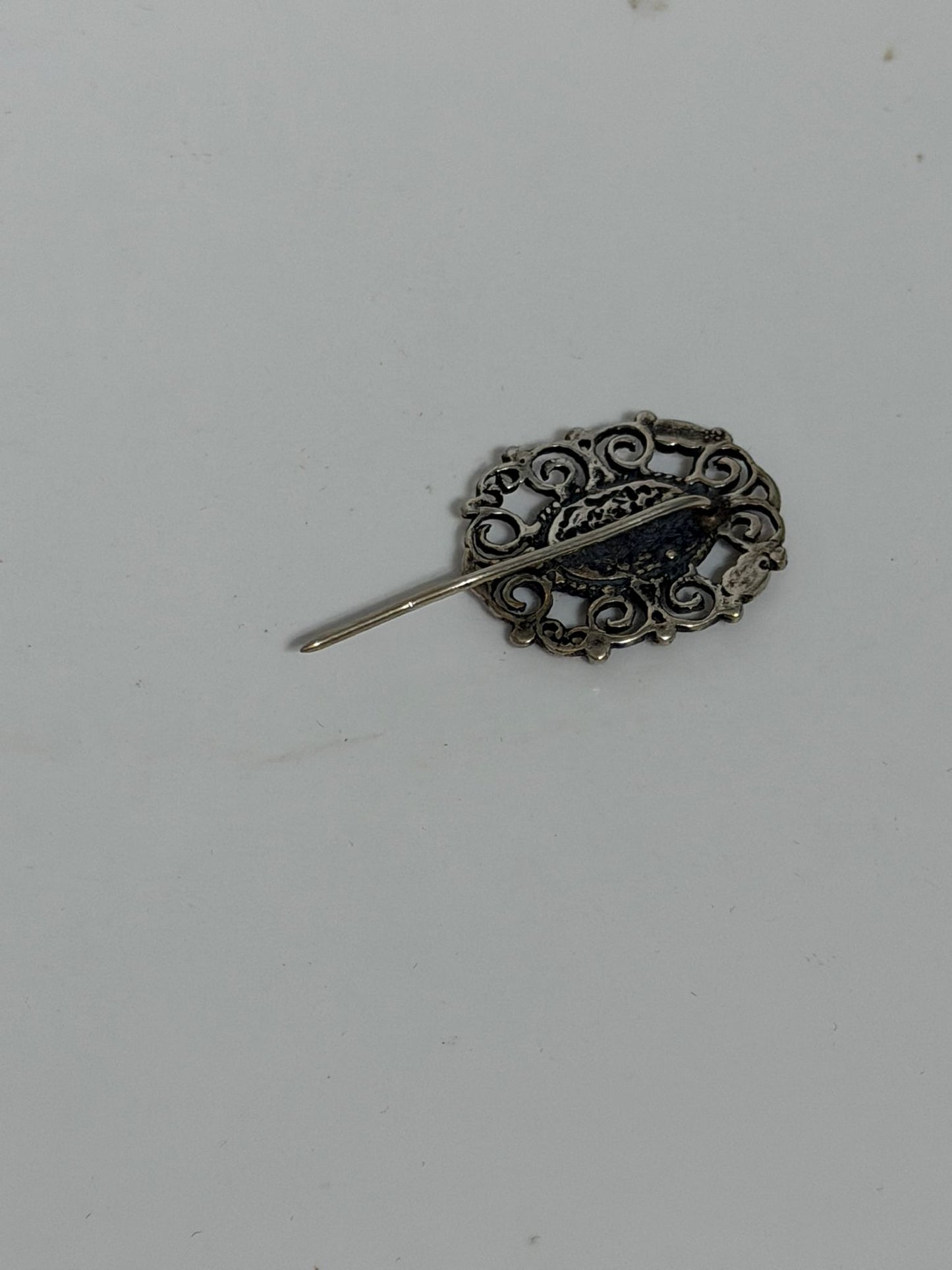 Spilla in Argento 925 con Pietra Giada Verde – Accessorio Artigianale Prezioso