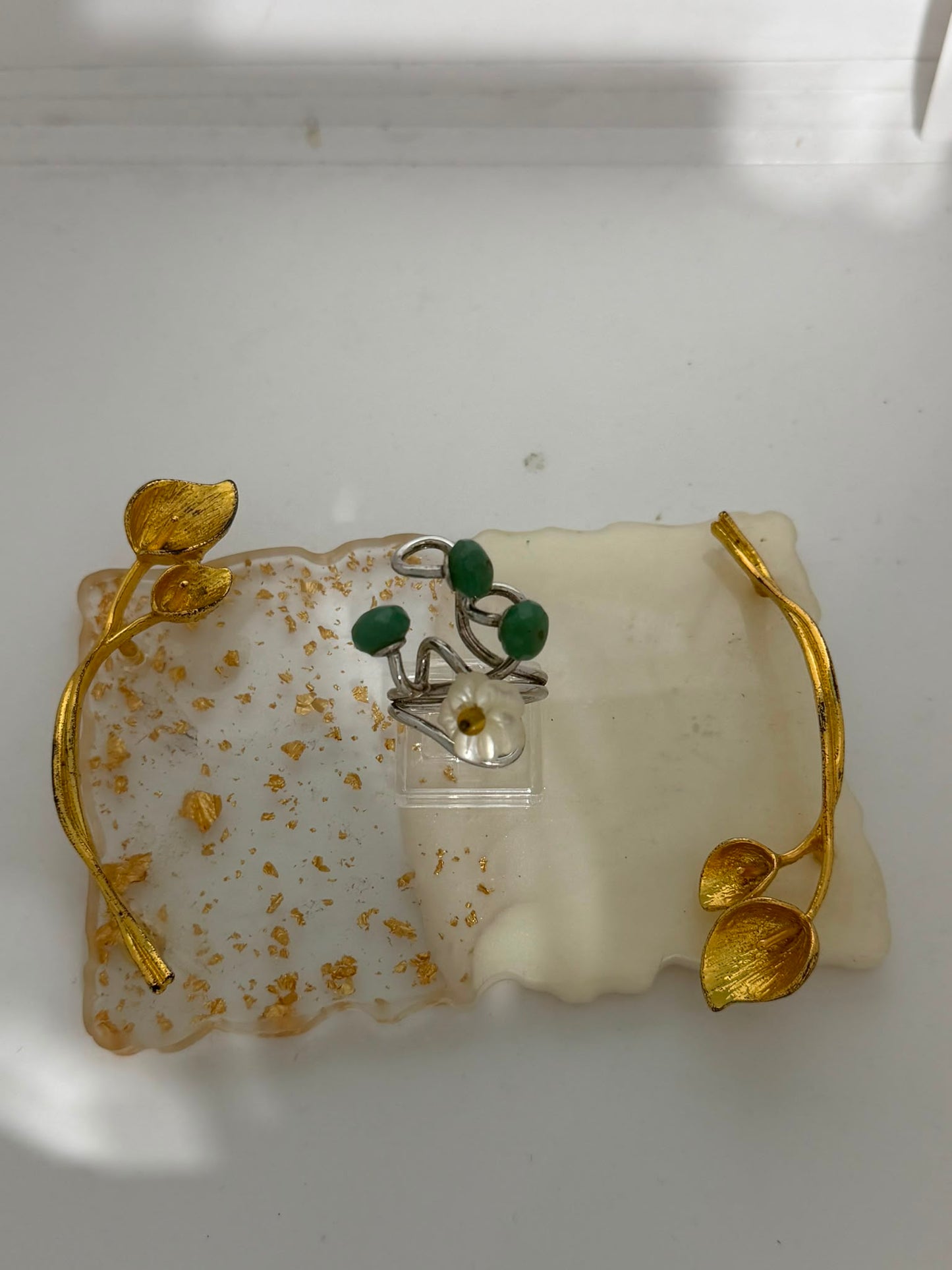 Anello Fiore in Argento 925 con Madreperla e Petali di Giada Verde – Pezzo Unico