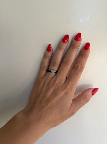 Anello Cuore in Argento 925 con Zirconi Bianchi e Ceramica Nera – Contrasto Elegante