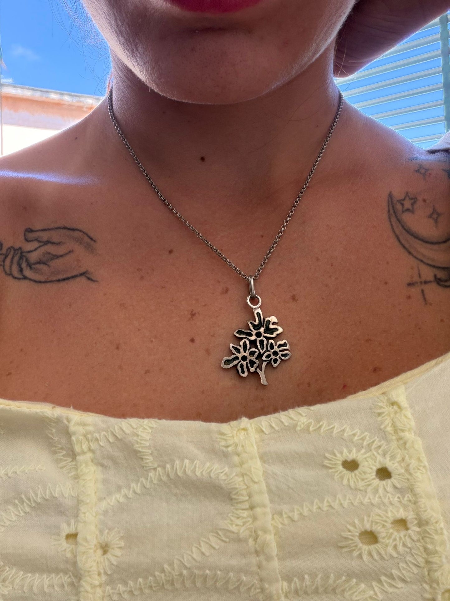 Collana in Argento 925 con Tre Fiori Smaltati Verdi