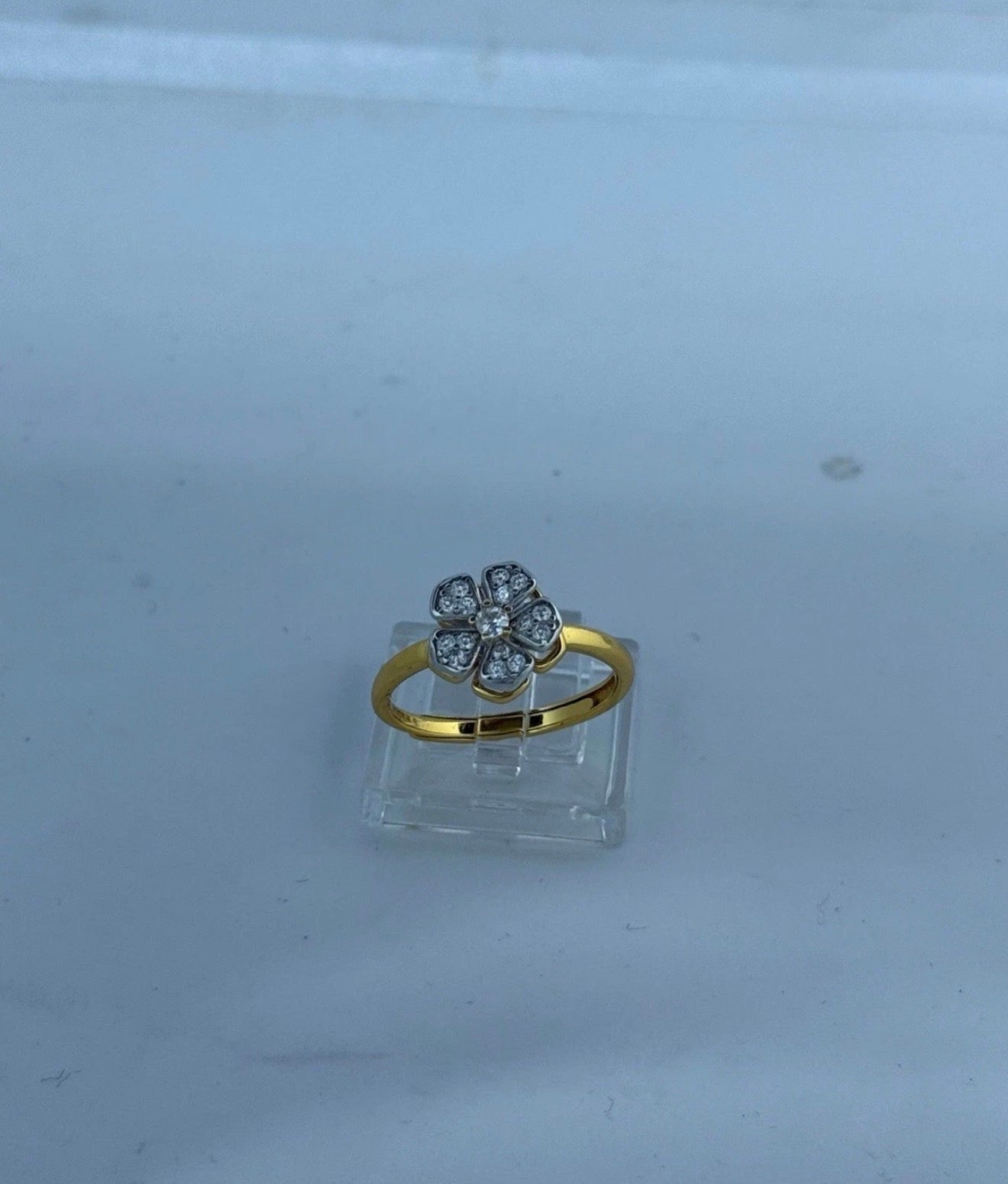 Anello fiore girevole con pietre bianche in argento 925 bagnato oro