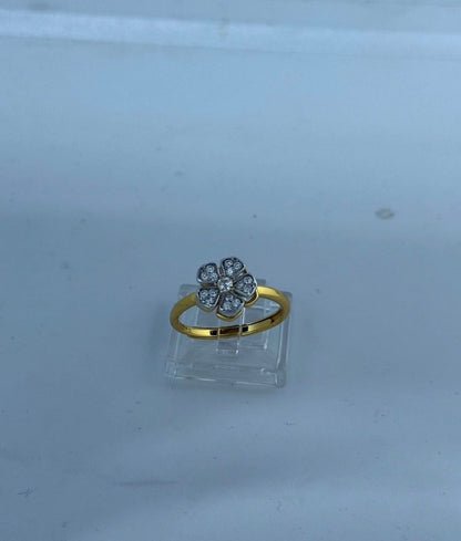 Anello fiore girevole con pietre bianche in argento 925 bagnato oro