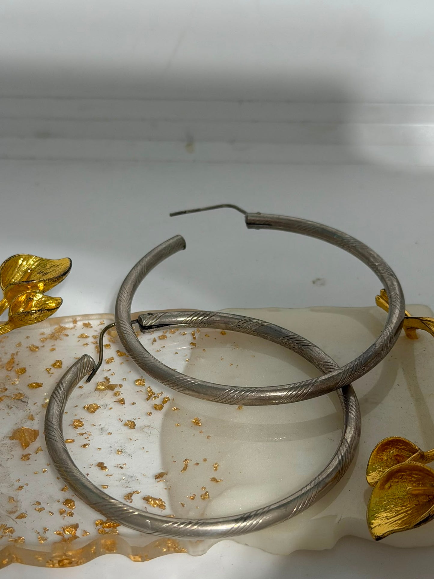 Orecchini a Cerchio Grande con Disegni Incisi in Argento 925 – Pezzo Unico