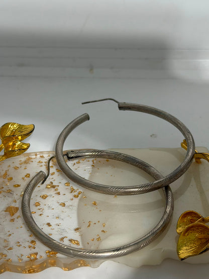 Orecchini a Cerchio Grande con Disegni Incisi in Argento 925 – Pezzo Unico