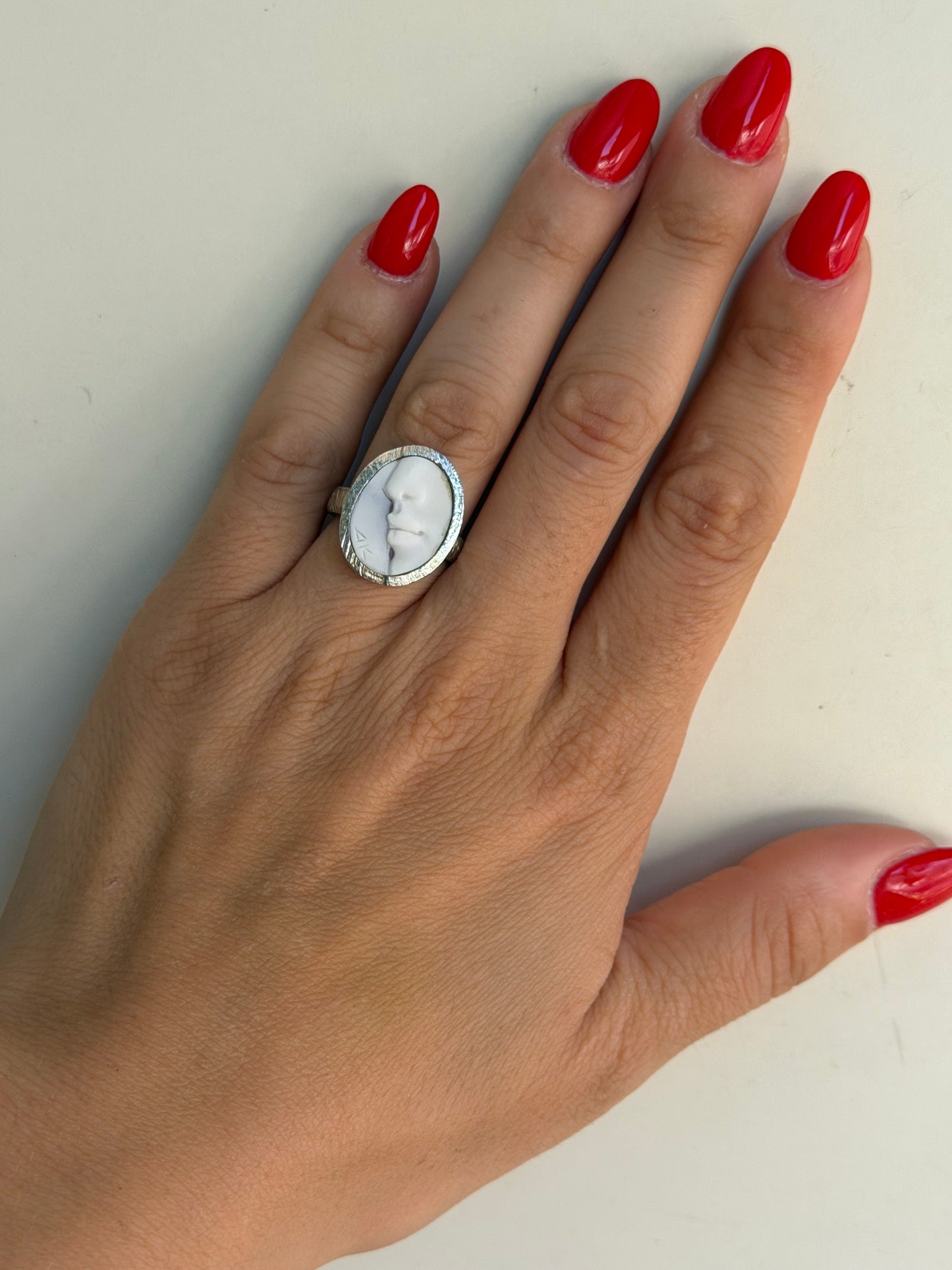 Anello in Argento 925 con Madreperla e Viso Scolpito a Mano – Pezzo d’Arte