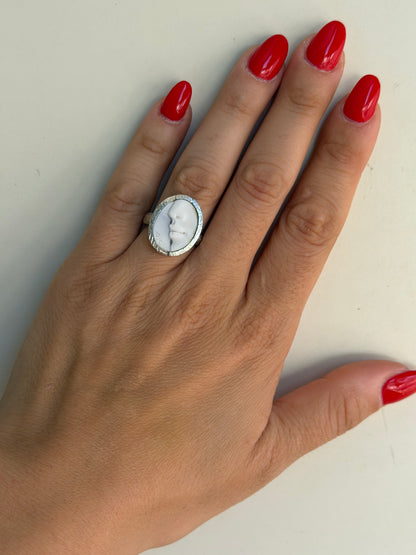 Anello in Argento 925 con Madreperla e Viso Scolpito a Mano – Pezzo d’Arte