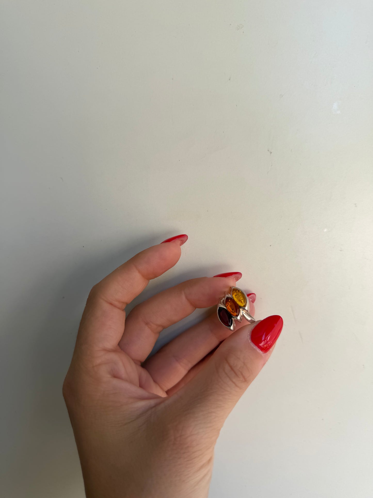 Anello in Argento 925 con Ambra Baltica a Tre Colori – Marrone, Arancione e Gialla